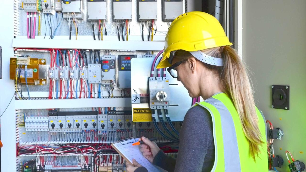 Contractors and supervisors of electrical trades and related