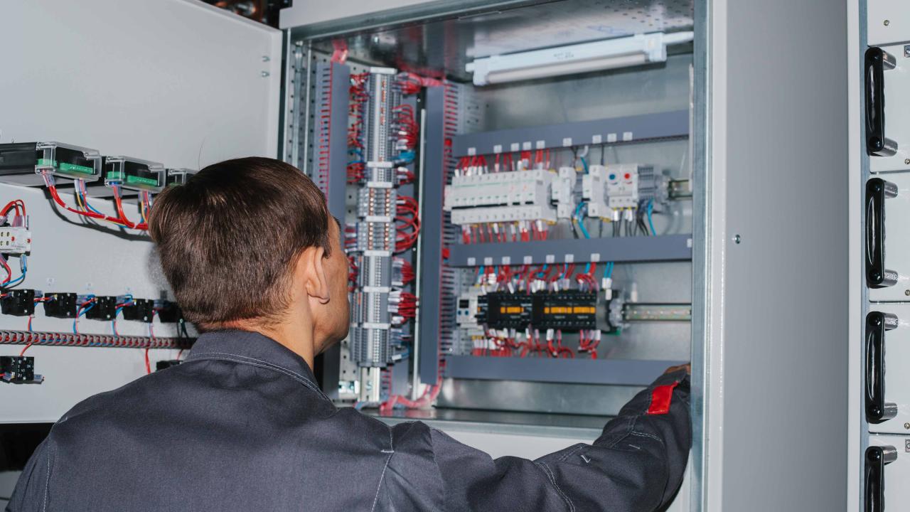 Power system electricians