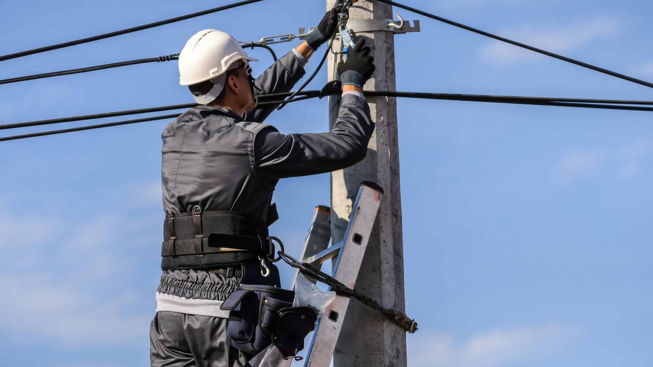 Telecommunications line and cable installers